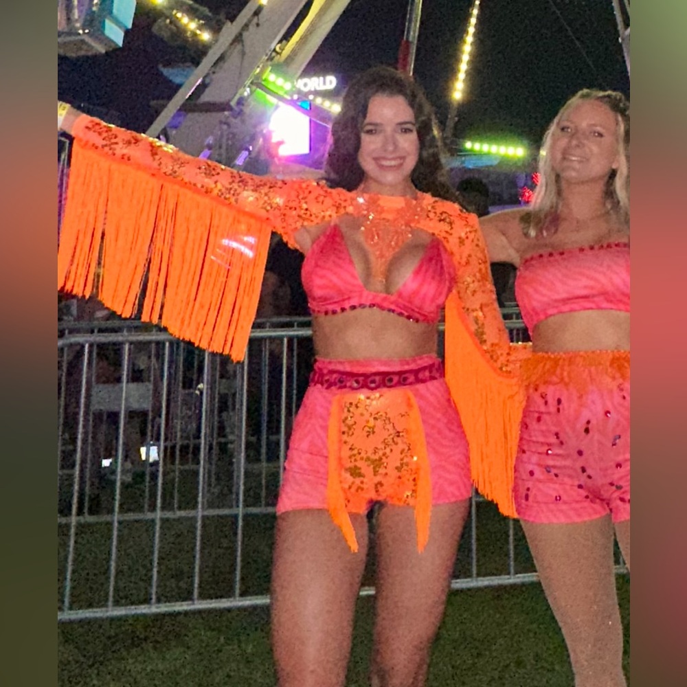 Rave outfit for music festivals. EDC, ULTRA, BEYONG WONDERLAND, ETC.